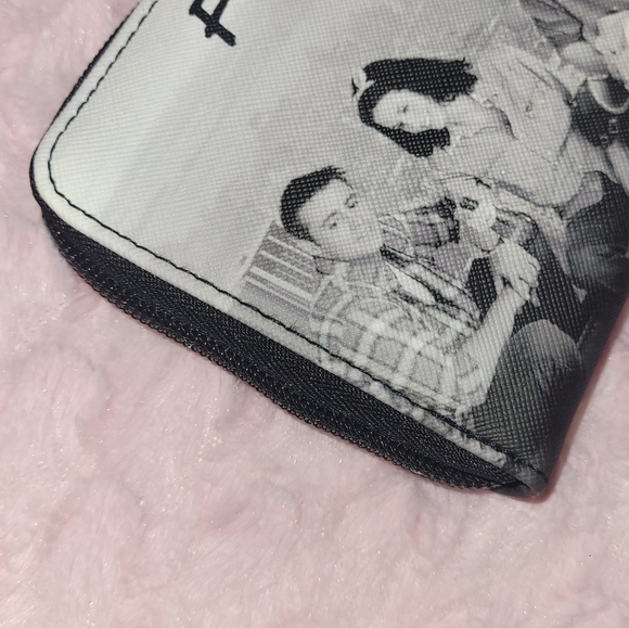 F•R•I•E•N•D•S zip-around wallet - Picture 9 of 16